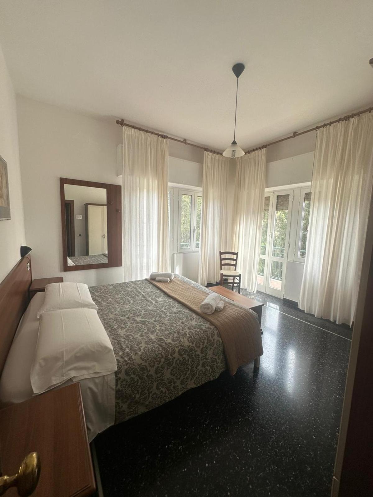 Hotel La Pineta Cogoleto Bagian luar foto