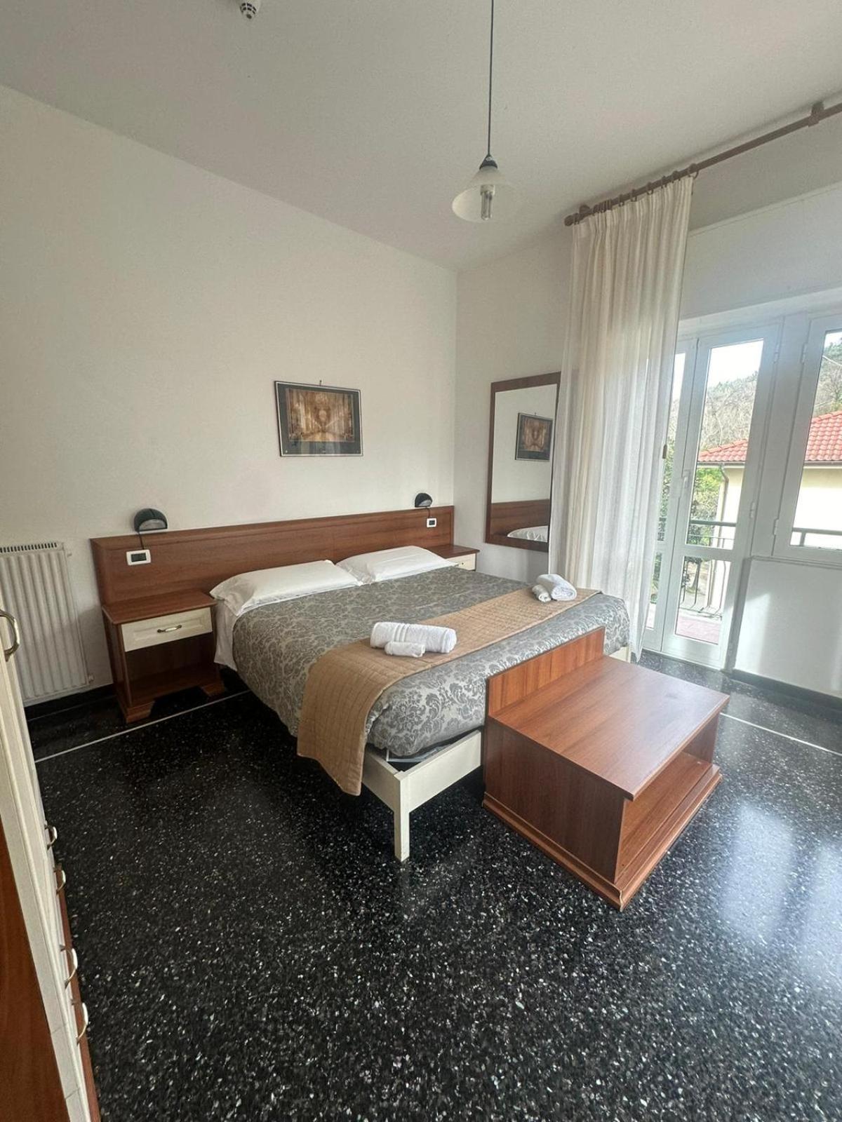Hotel La Pineta Cogoleto Bagian luar foto
