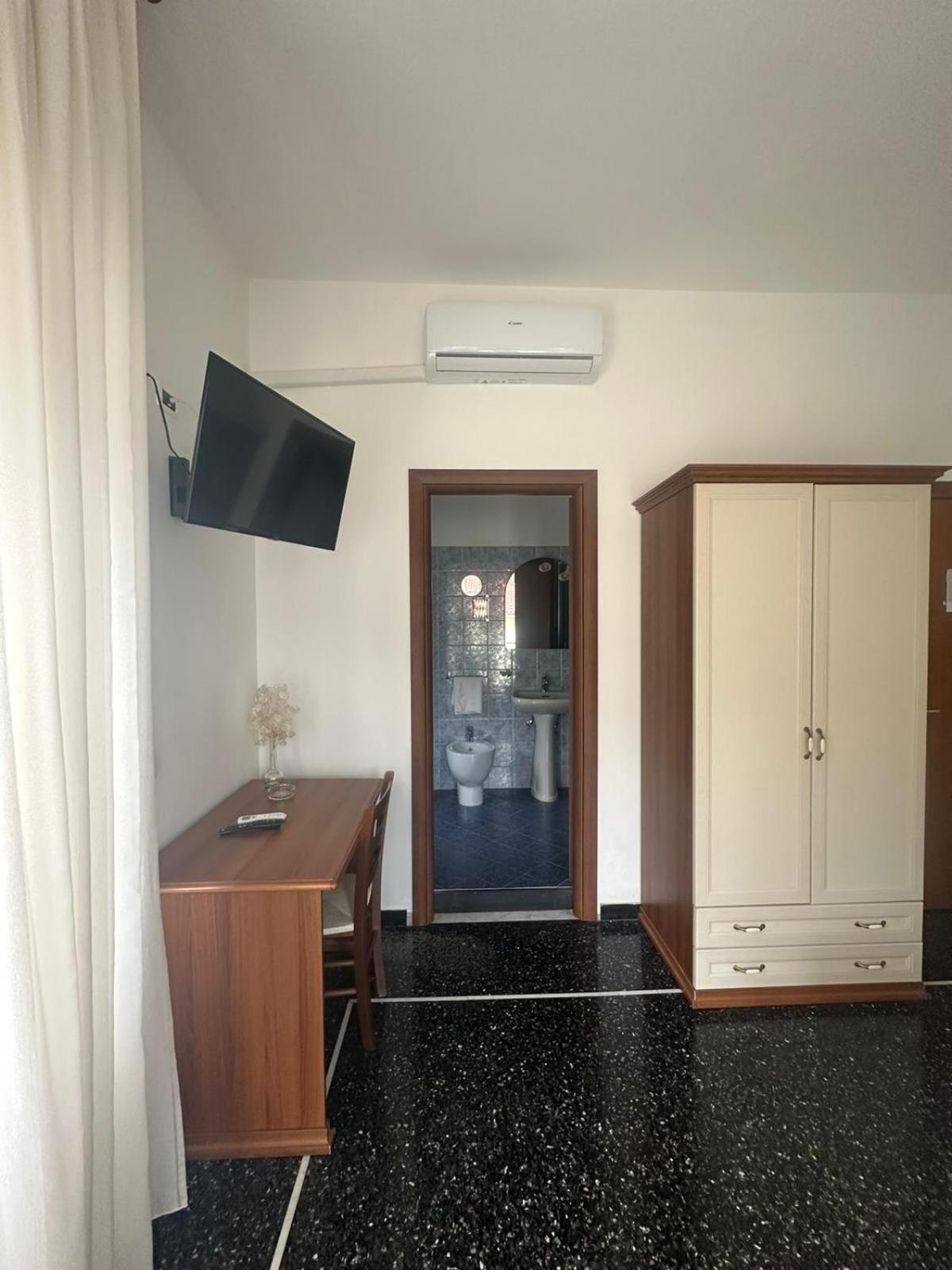 Hotel La Pineta Cogoleto Bagian luar foto