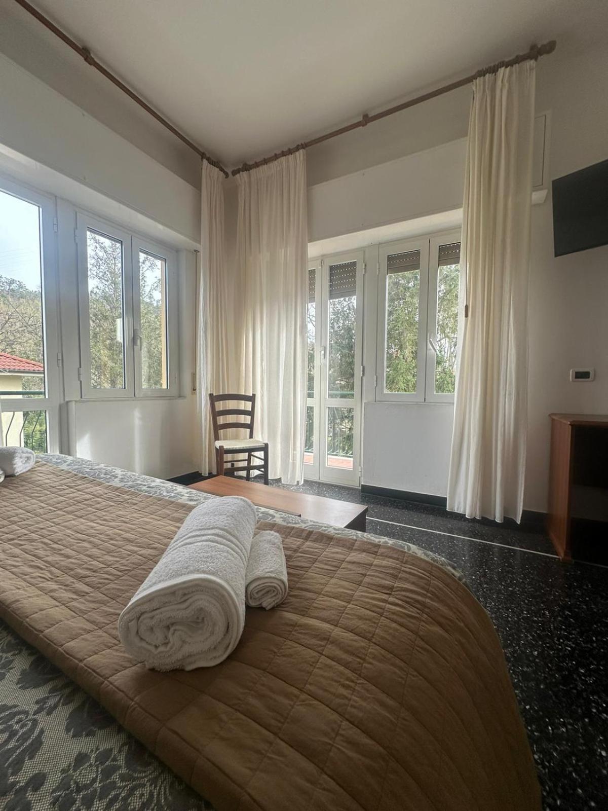 Hotel La Pineta Cogoleto Bagian luar foto