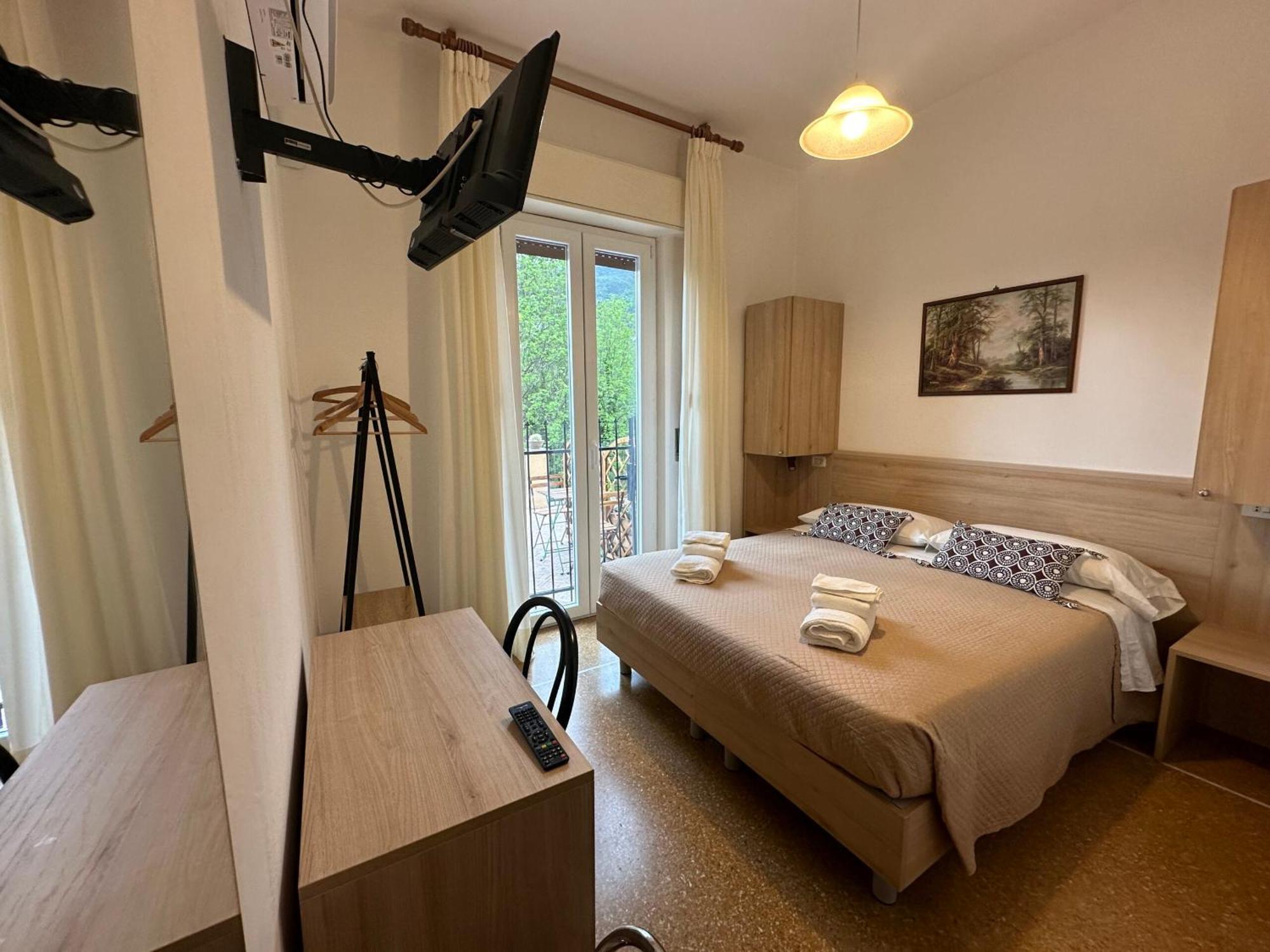 Hotel La Pineta Cogoleto Bagian luar foto